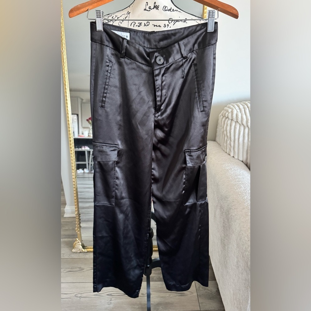 ZARA Black Satin cargo Pants
Zara Women's Black Satin Effect Cargo Pants. - Picture 6 of 10